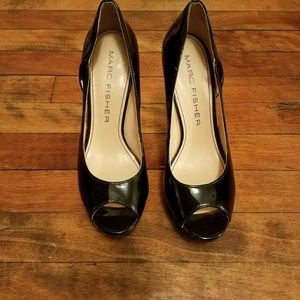 SEXY PATENT LEATHER  PLATFORM HEELS.